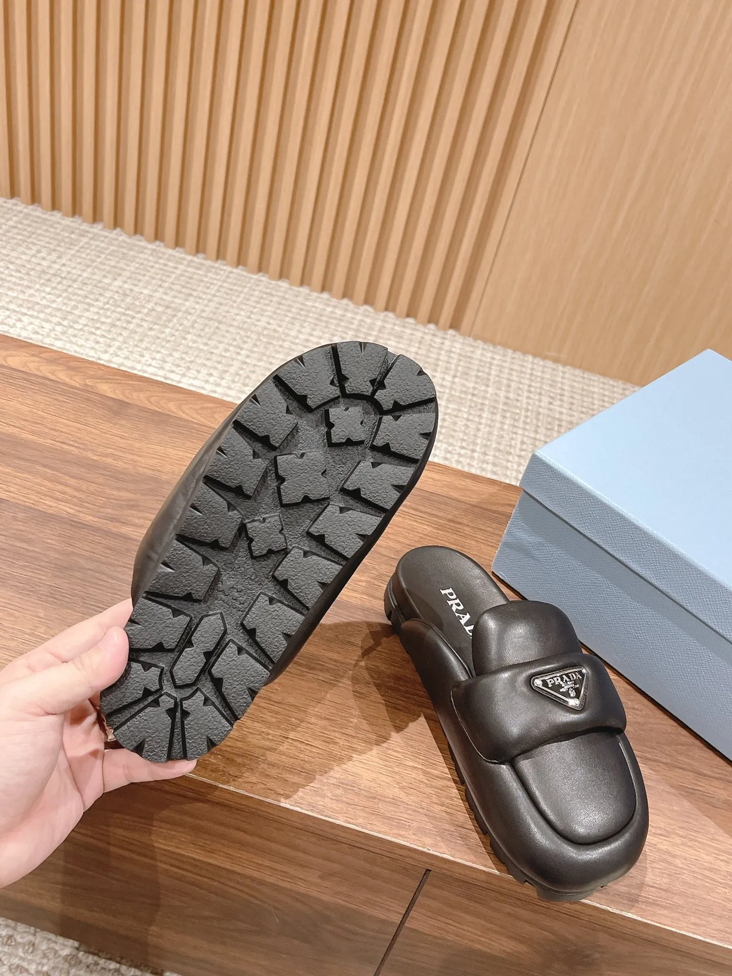 👟👟Ex-factory price P480👟👟 👟👟Ex-factory price PRADA Prada 2023 spring and summer bread slippers series, ⚠️exclusive version shipped! Authentic product 36/1, disassembled co👟👟 ex-factory price Py bread series without dismantling the original product, can only make the shape similar! To achieve a soft and bulging effect, we customized three layers of sponges that are consistent with the original but have different densities and textures. The production process is also very complex! Attached: Genuine disassembly display + bulk genuine comparison picture set! The upper is made of imported sheepskin, the lining is also made of dough, and the water table is also made of dough! The sole is a custom-made rubber foam outsole. The density, weight and texture are consistent with the original ones. They are not ready-made in the market. 👟👟Ex-factory price Pu foam outsole! Size: 35-41